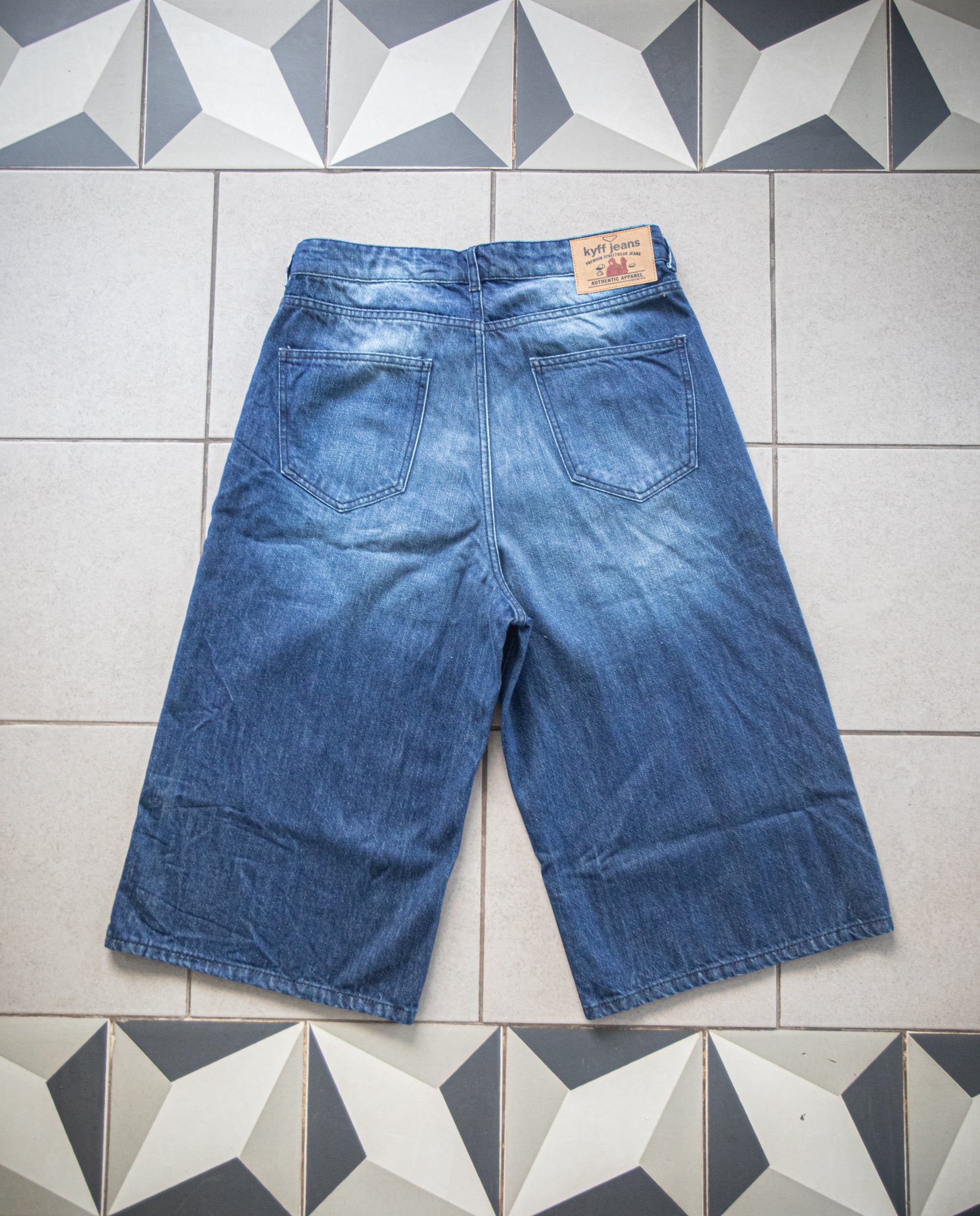 Street wear baggy jeans (jorts)